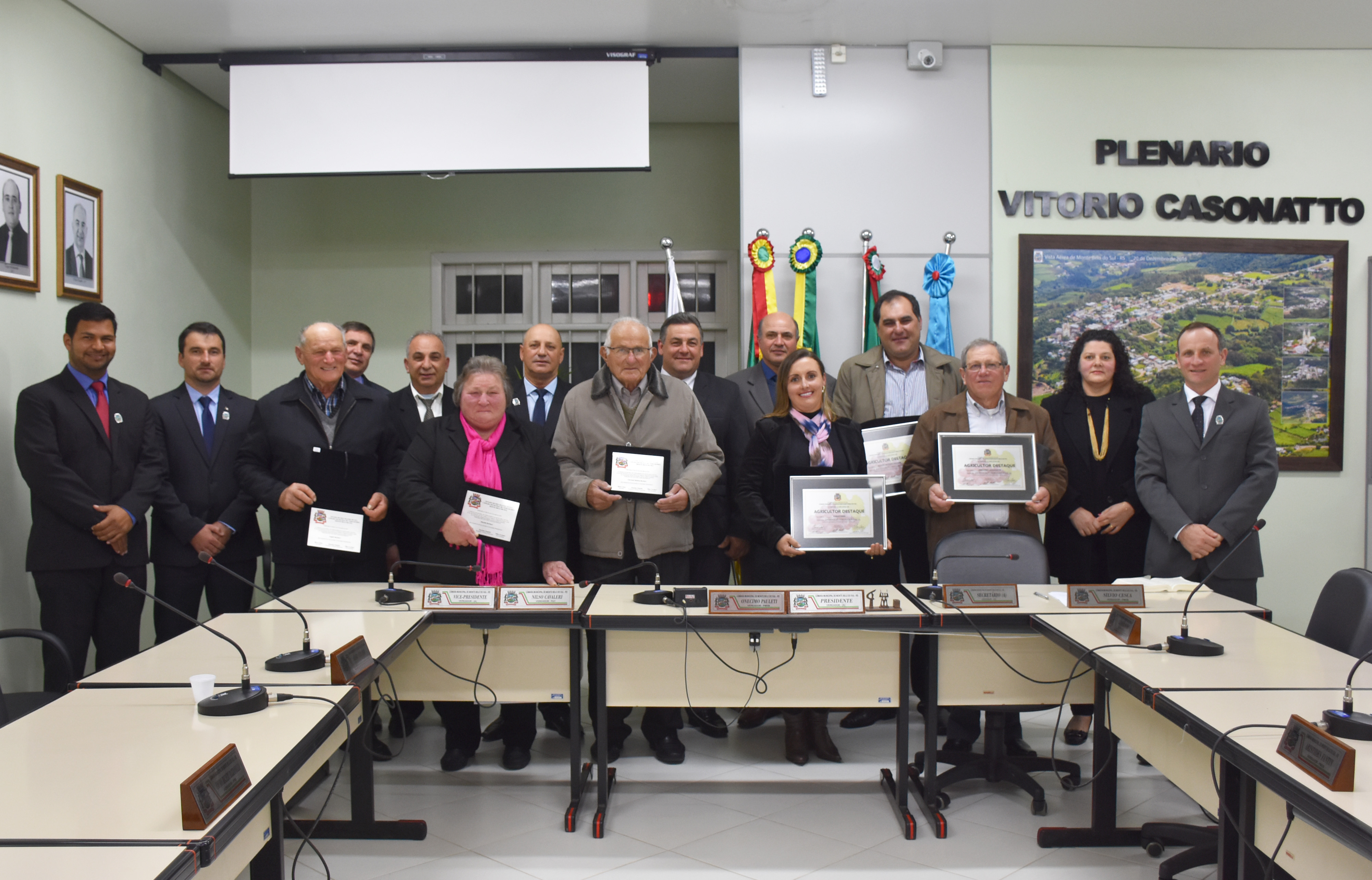 Câmara de Vereadores de Monte Belo do Sul presta homenagens 