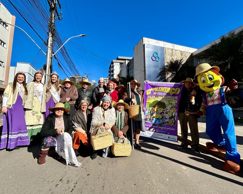 O Grupo La Dolce Etá de Monte Belo do Sul participou do Desfile Cultural da 19ª Fenavinho, em Bento Gonçalves.