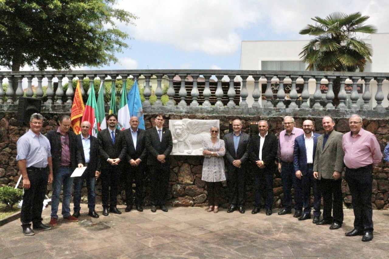 Vereadores participam da inauguração da obra de arte Leão de San Marco